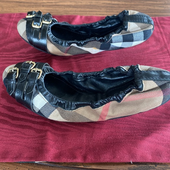18:01 Burberry 3 Buckle Falcony Ballerina Flats - Picture 6 of 13